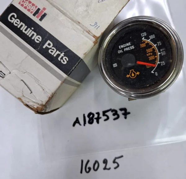 NOS NEW A187537 OIL GAUGE fit CASE IH 621, 721, 821