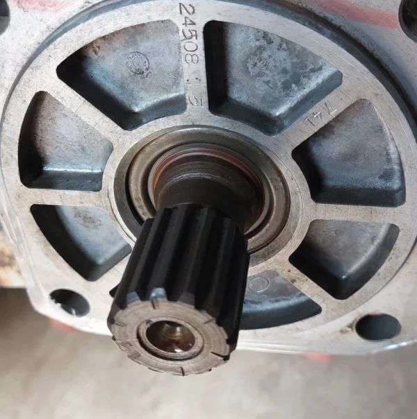 JOHN DEERE HYDRAULIC MOTOR AT75526 fit 693B, 690B Excavator