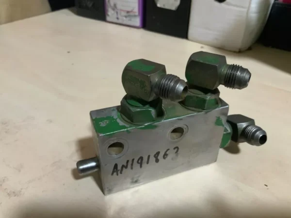 JOHN DEERE AN 191863 VALVE